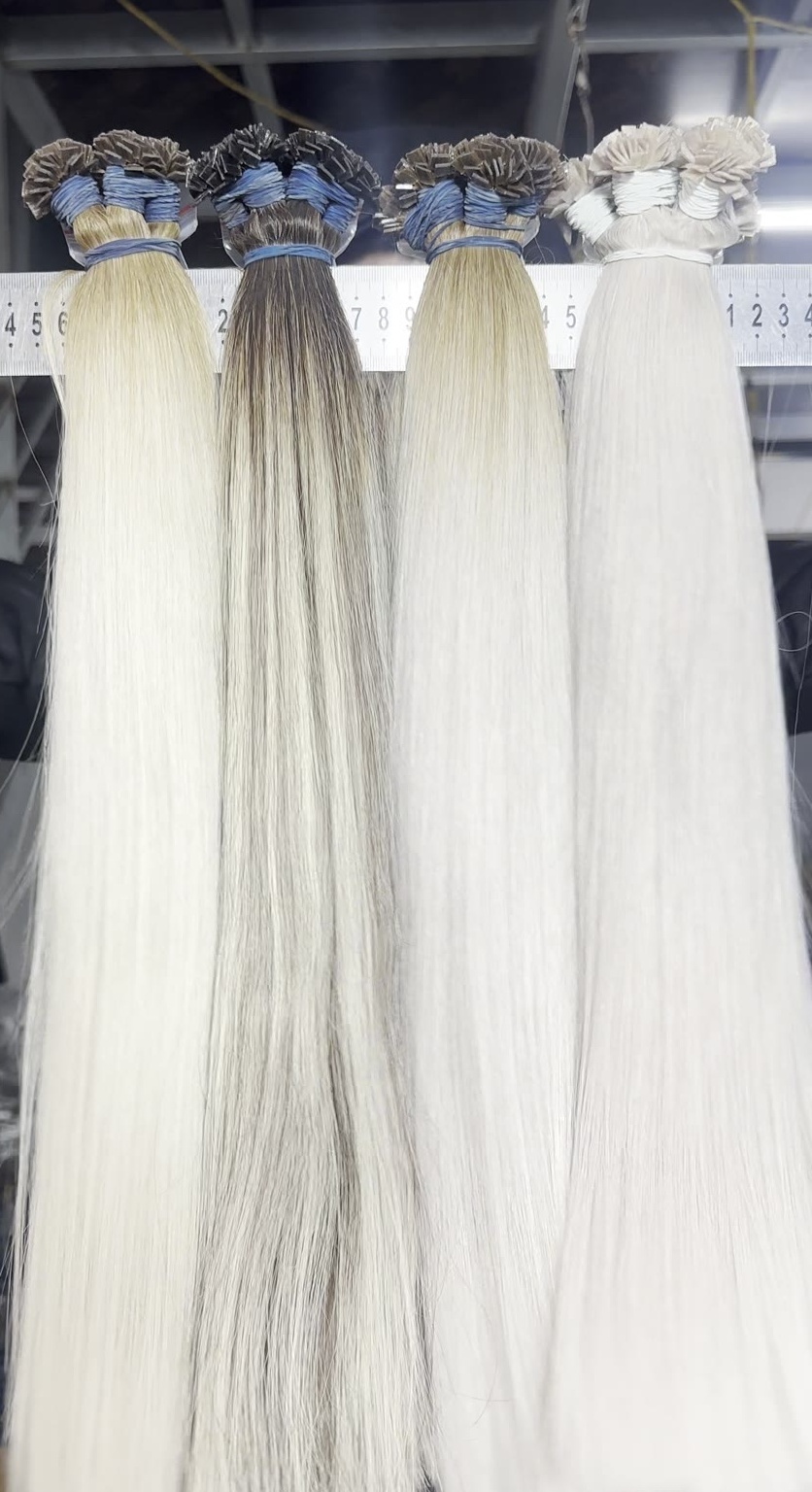 VNEXHAIR Blonde Extensions in der Fabrik – vier Farbtöne am Qualitätsmesslineal